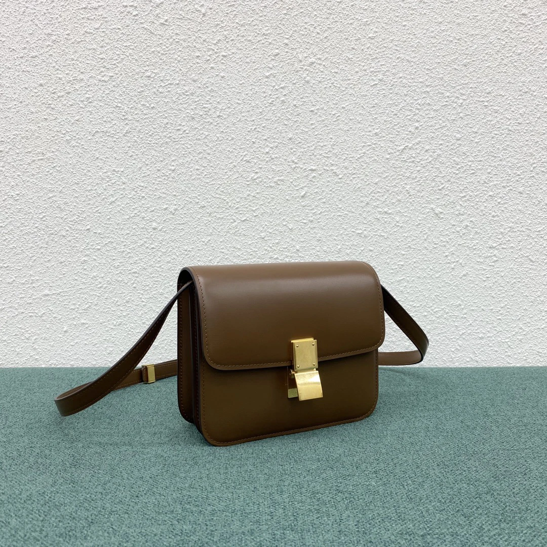 Fashionable cowhide and sheepskin women's clothes carry small handbags and cross bags on the shoulders of ladies.
Fashionable cowhide and sheepskin women's clothes carry small handbags and cross bags on the shoulders of ladies.