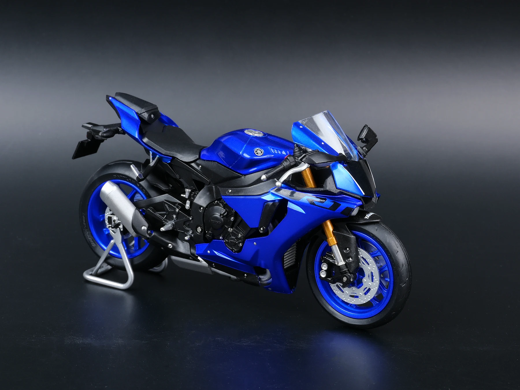Модель автомобиля CM 1/18 Yamaha R1, демпфирующая статическая модель мотоцикла из сплава
Модель автомобиля CM 1/18 Yamaha R1, демпфирующая статическая модель мотоцикла из сплава
