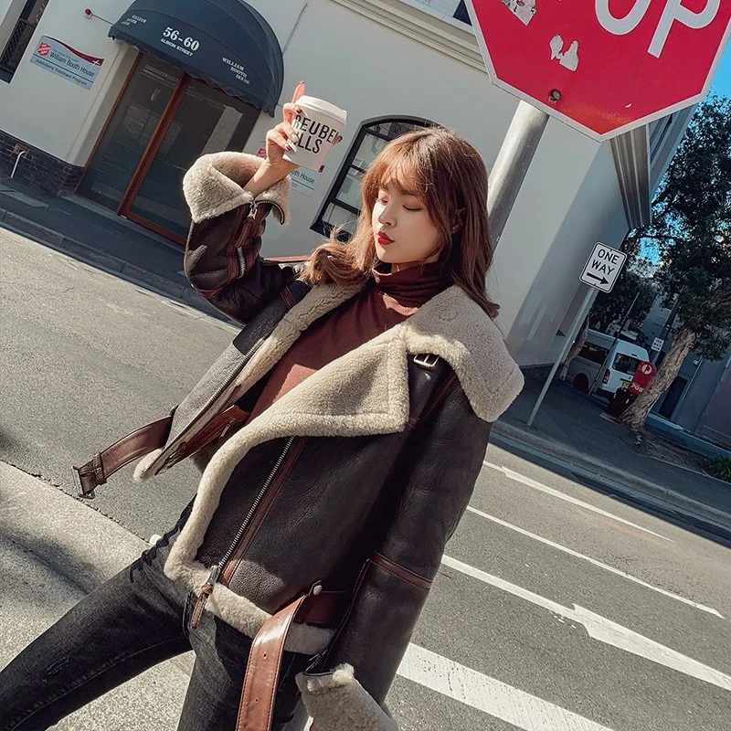 Legitimate leather female jacket, short coat with genuine motorcycle fur
Legitimate leather female jacket, short coat with genuine motorcycle fur