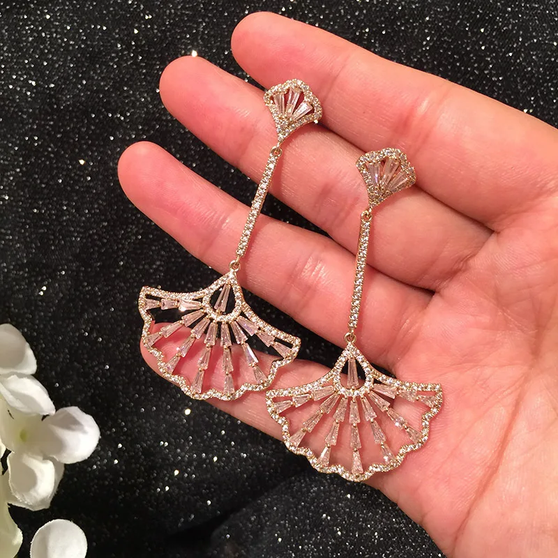 Korea fashion luxury hollow fan earrings micro inlaid zircon super flash dinner wedding bride earrings S925 silver needle
Korea fashion luxury hollow fan earrings micro inlaid zircon super flash dinner wedding bride earrings S925 silver needle