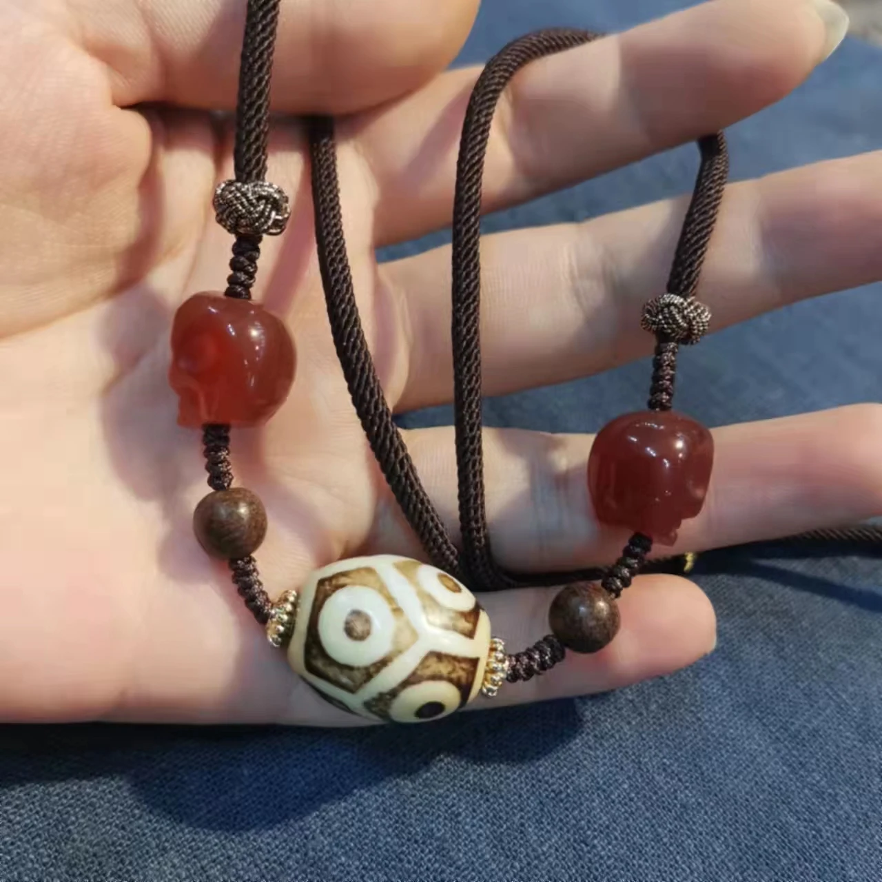 1pcs/lot Natural Collectibles Tortoise Shell Six-eyed Old Jade Agate Dzi Bead Turquoise Inlaid Carnelian Zombie Skull Necklace
1pcs/lot Natural Collectibles Tortoise Shell Six-eyed Old Jade Agate Dzi Bead Turquoise Inlaid Carnelian Zombie Skull Necklace