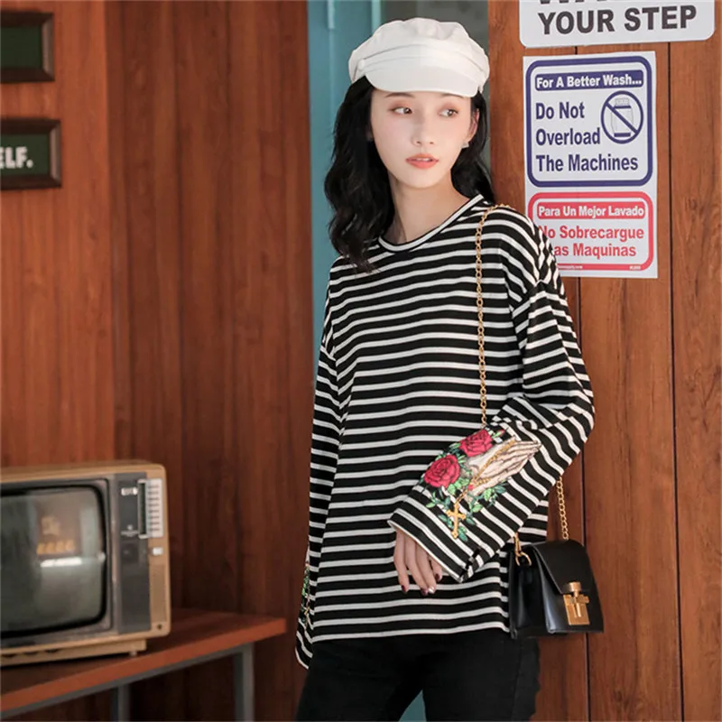 Women Spring Autumn Black Striped Floral Print T-Shirt Ladies Solid Color Plus Size Pullovers Female Brand Casual Tops ZM673
Women Spring Autumn Black Striped Floral Print T-Shirt Ladies Solid Color Plus Size Pullovers Female Brand Casual Tops ZM673