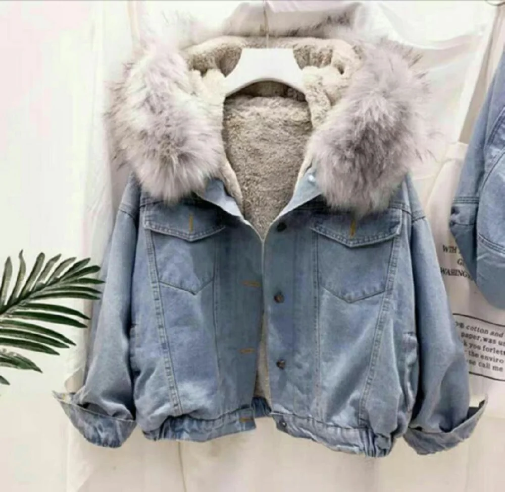 Куртка джинсовая женская зимняя короткая с капюшоном и воротником из искусственного меха 
Куртка джинсовая женская зимняя короткая с капюшоном и воротником из искусственного меха