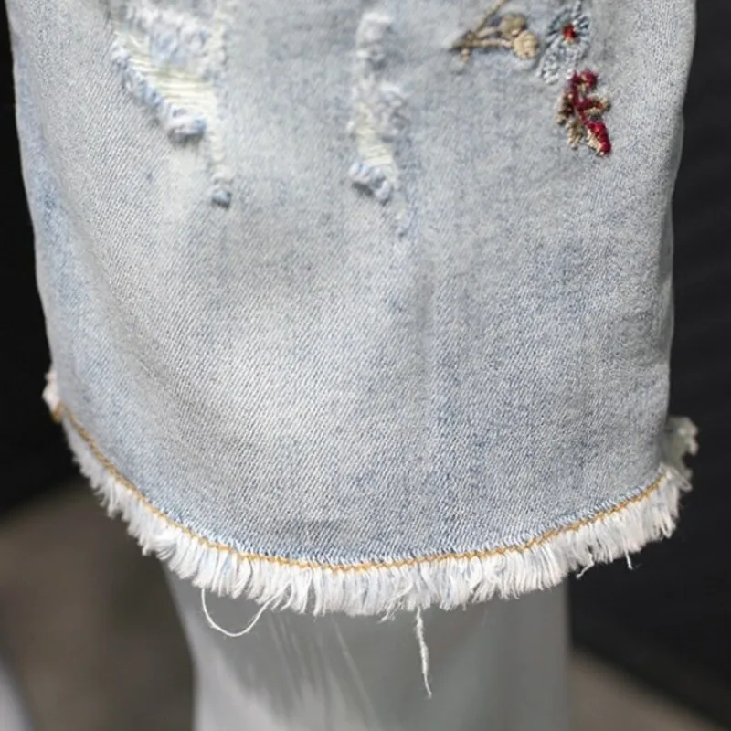 Vintage Light Blue Denim Shorts Men Personality Embroidery Knee Length Straight Trousers Summer Lightweight Casual Mens Jeans 
Vintage Light Blue Denim Shorts Men Personality Embroidery Knee Length Straight Trousers Summer Lightweight Casual Mens Jeans