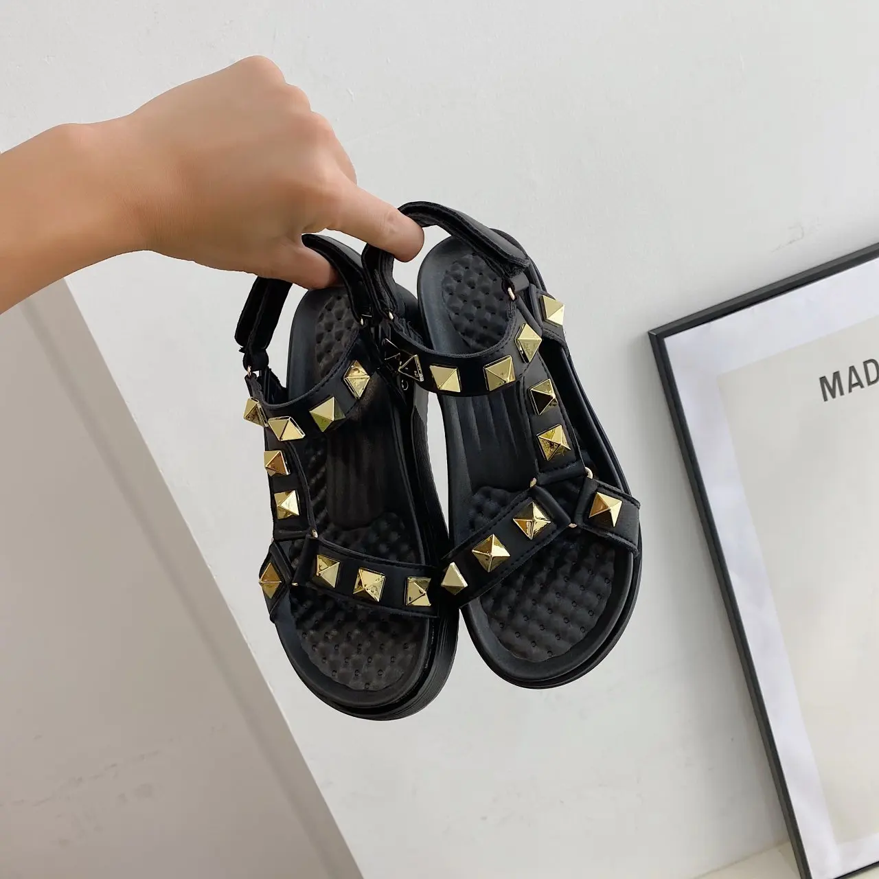 Women Beach Sandals 2021 New Fashion Metal Rivets Ladies Comfortable Casual Flat Shoes Large Size Female Flip Flops Sandalia
Women Beach Sandals 2021 New Fashion Metal Rivets Ladies Comfortable Casual Flat Shoes Large Size Female Flip Flops Sandalia