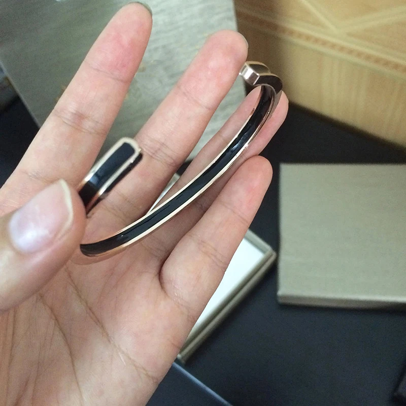 Charm Fashion Jewelry Original Brand Titanium Steel Mouth Women's Bracelet Couple Gift
Charm Fashion Jewelry Original Brand Titanium Steel Mouth Women's Bracelet Couple Gift