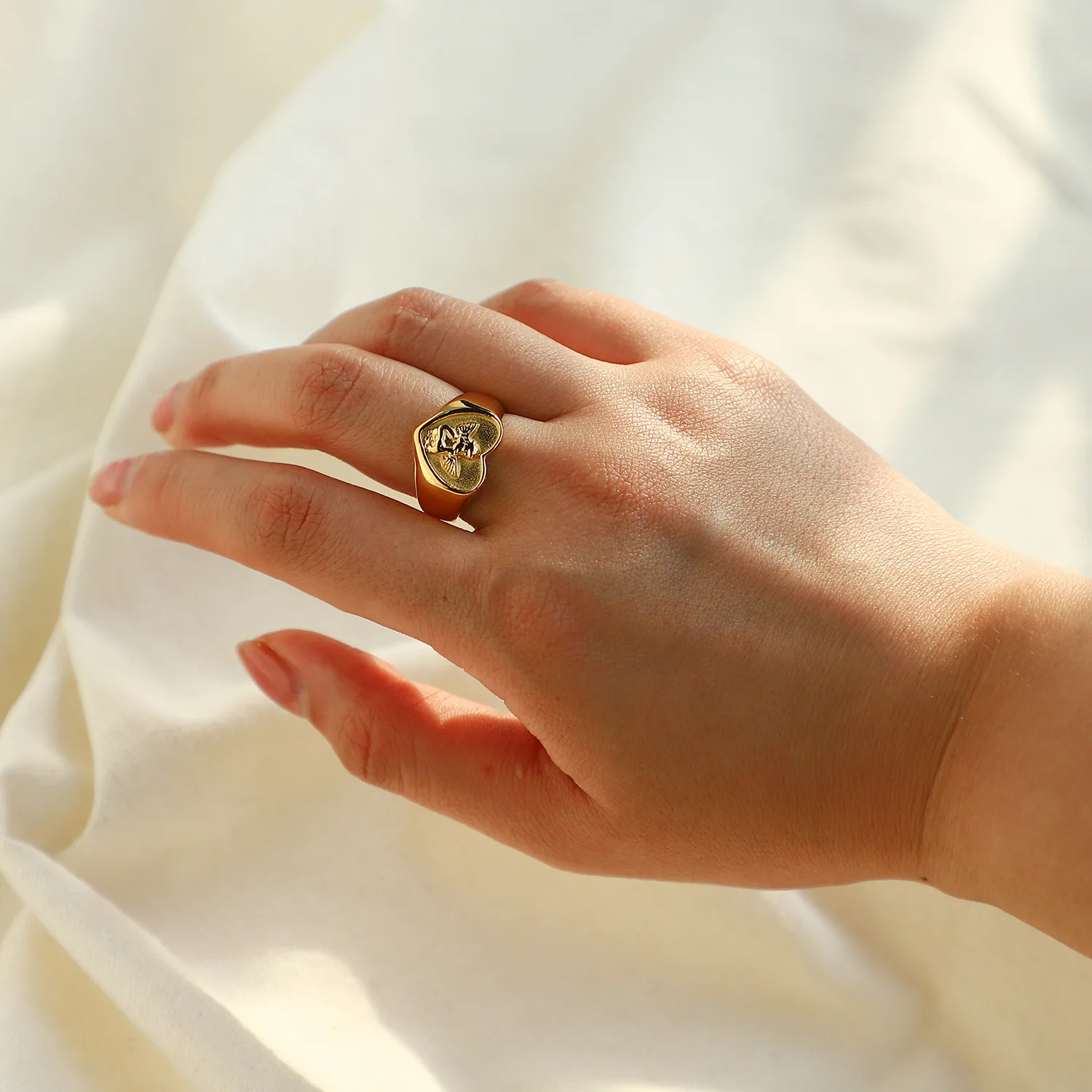 European and American French Stainless Steel Ring 18K Gold-plated Jewelry Luxury Jewlery for Women
European and American French Stainless Steel Ring 18K Gold-plated Jewelry Luxury Jewlery for Women