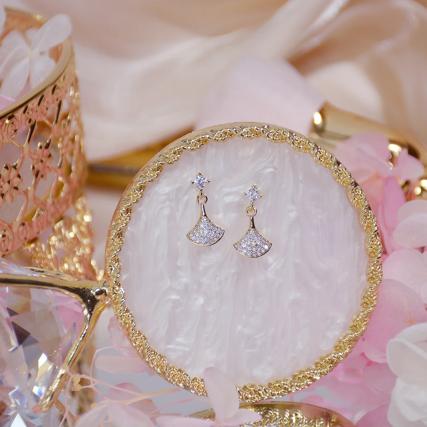 Cute Sector 14K Gold Plated Stud Earrings with Bling Zircon STone for Women Fashion Jewelry Korean Earrings 2021
Cute Sector 14K Gold Plated Stud Earrings with Bling Zircon STone for Women Fashion Jewelry Korean Earrings 2021