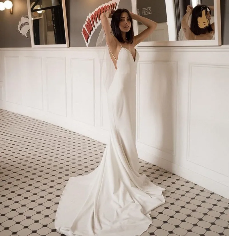 2021 Simple Soft Satin Wedding Dresses V-Neck Spaghetti Straps Sleeveless White Ivory Backless Boho Beach Bridal Gowns
2021 Simple Soft Satin Wedding Dresses V-Neck Spaghetti Straps Sleeveless White Ivory Backless Boho Beach Bridal Gowns