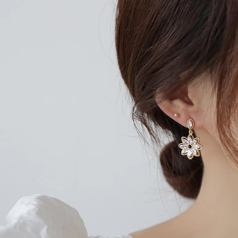 Korean style inlaid craft zircon flower earrings birthday party gift wedding jewelry 
Korean style inlaid craft zircon flower earrings birthday party gift wedding jewelry