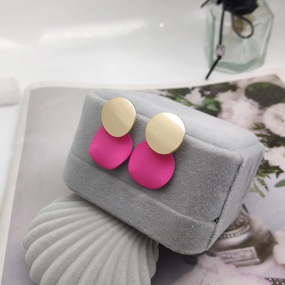 RANJUNXUN Minimalist Metal Pendant Earrings Irregular Color Metal Wave Geometric Small Earrings for Women Girl Gift Jewelry
RANJUNXUN Minimalist Metal Pendant Earrings Irregular Color Metal Wave Geometric Small Earrings for Women Girl Gift Jewelry