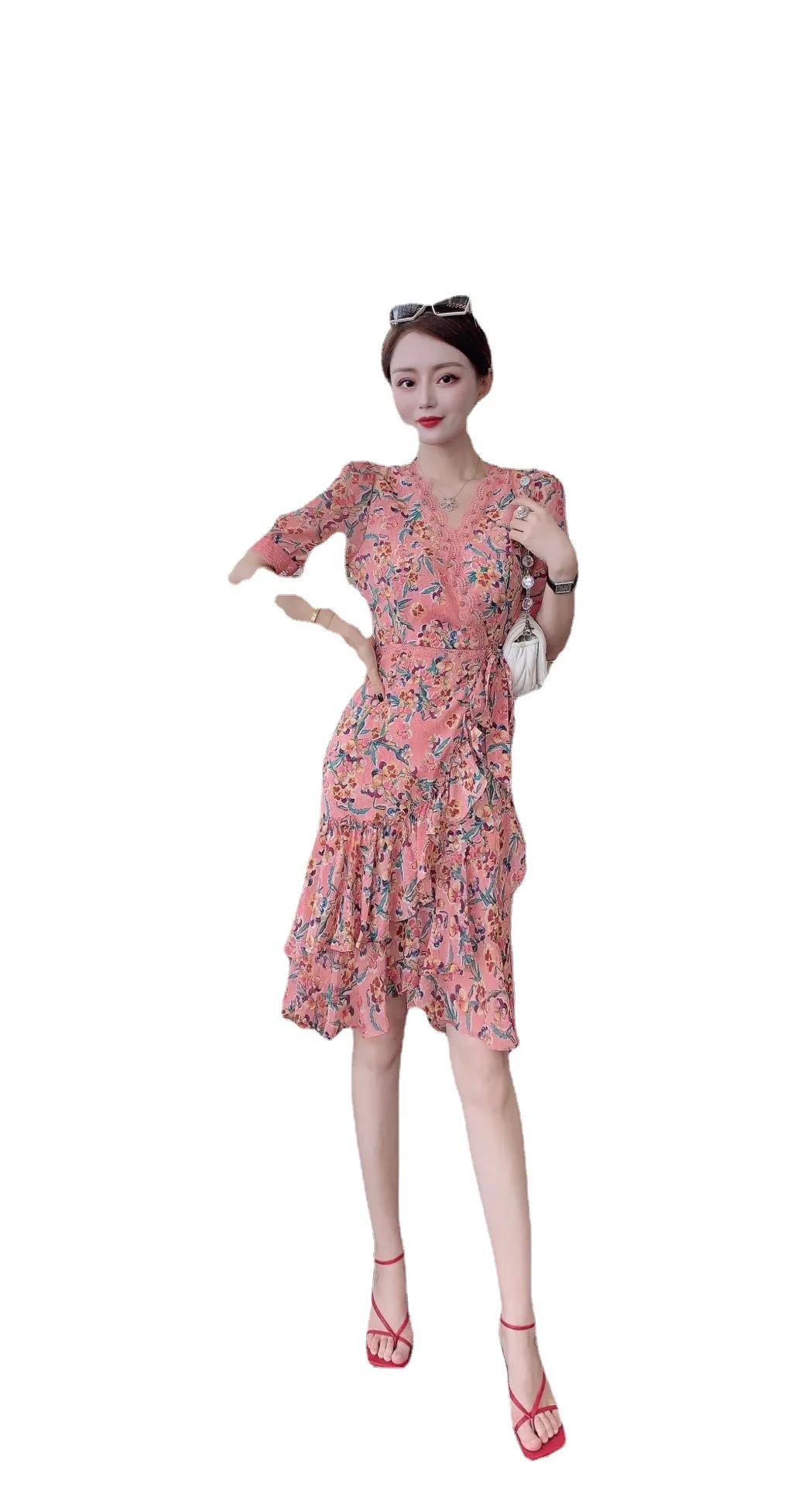 2021 new French niche V-neck binding bead lace up waist design print dress summer women's fashion
2021 new French niche V-neck binding bead lace up waist design print dress summer women's fashion