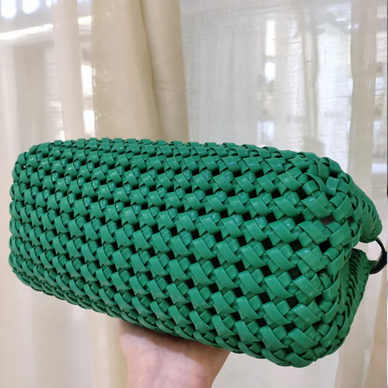 Heavy industry woven hollow retro leather handbag new ladies high-density all-match single shoulder messenger bag
Heavy industry woven hollow retro leather handbag new ladies high-density all-match single shoulder messenger bag