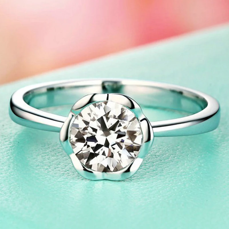 Женское кольцо из серебра 925 пробы, с уникальными бриллиантами 
Женское кольцо из серебра 925 пробы, с уникальными бриллиантами