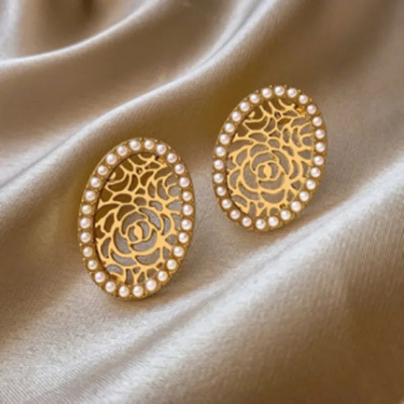 S925 Needle Fashion Retro Geometry Oval Hollowed Stud Earrings For Women Exquisite Elegant Lady Pearl Earrings Jewelry
S925 Needle Fashion Retro Geometry Oval Hollowed Stud Earrings For Women Exquisite Elegant Lady Pearl Earrings Jewelry