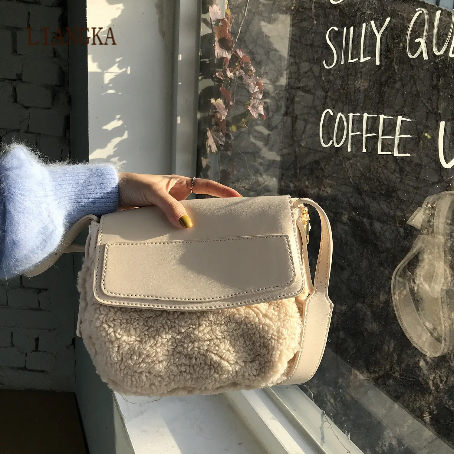 2021 Fashion Lambswool Small Flap Women Shoulder Bags Designer Wide Strap Messenger Bags Luxury Faux Fur Splicing Tote
2021 Fashion Lambswool Small Flap Women Shoulder Bags Designer Wide Strap Messenger Bags Luxury Faux Fur Splicing Tote