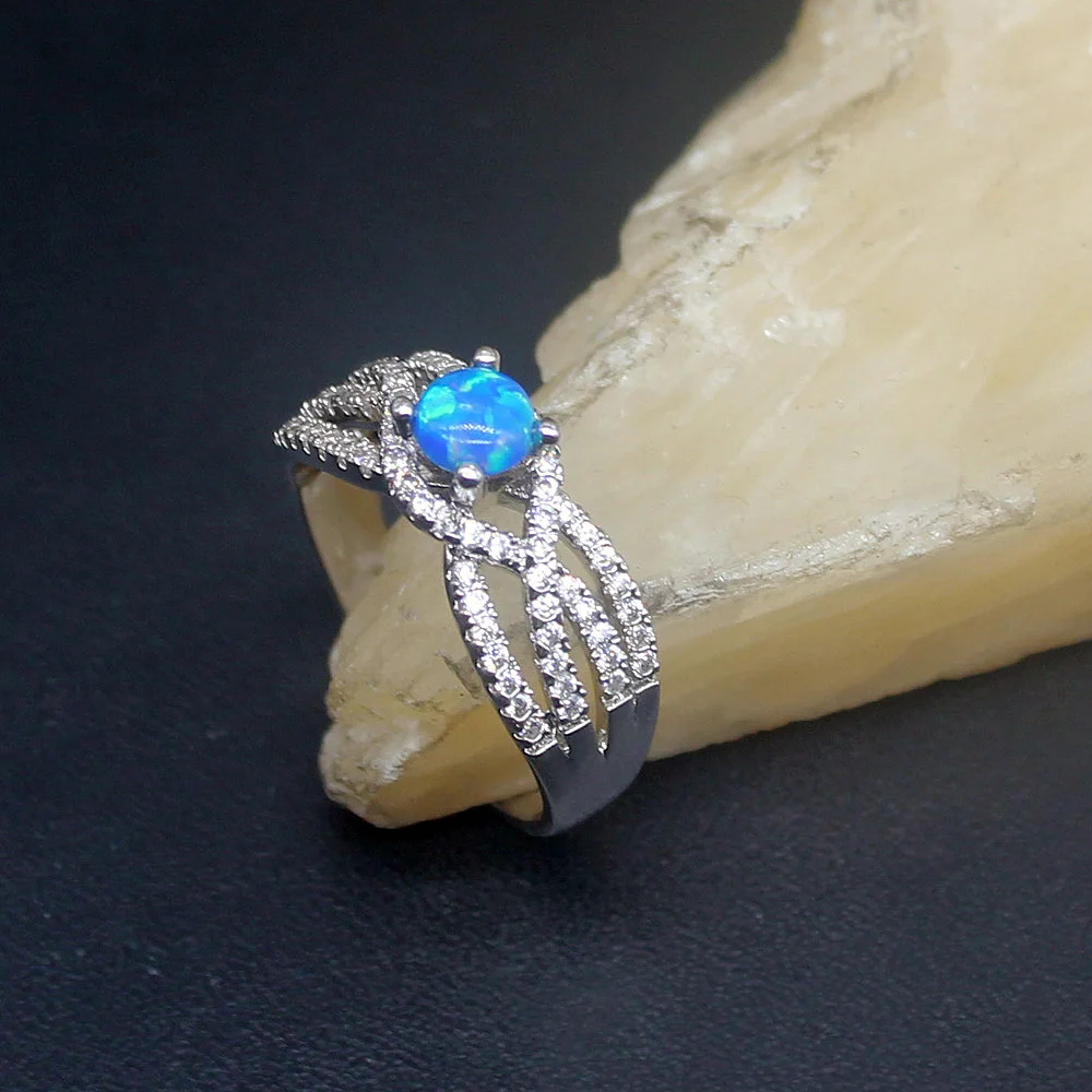 Женское кольцо из серебра 925 пробы с фианитом и голубым опалом
Женское кольцо из серебра 925 пробы с фианитом и голубым опалом