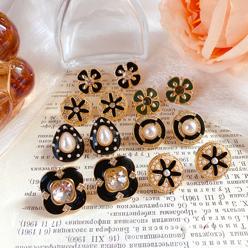 Baroque Retro Drip Enamel Pearl Stud Earrings Medieval Gold Black Glazed Earrings Vintage Fashion Jewelry for Girls and Women
Baroque Retro Drip Enamel Pearl Stud Earrings Medieval Gold Black Glazed Earrings Vintage Fashion Jewelry for Girls and Women