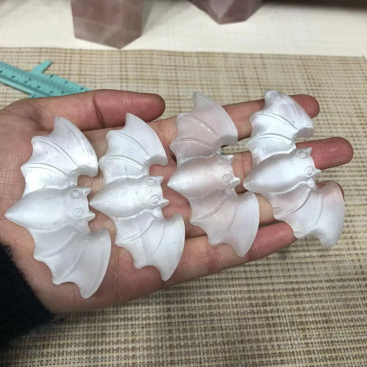 Selenite летучая мышь, кварцевый кристалл, резные драгоценные камни, натуральные камни лечебные украшения рейки
Selenite летучая мышь, кварцевый кристалл, резные драгоценные камни, натуральные камни лечебные украшения рейки