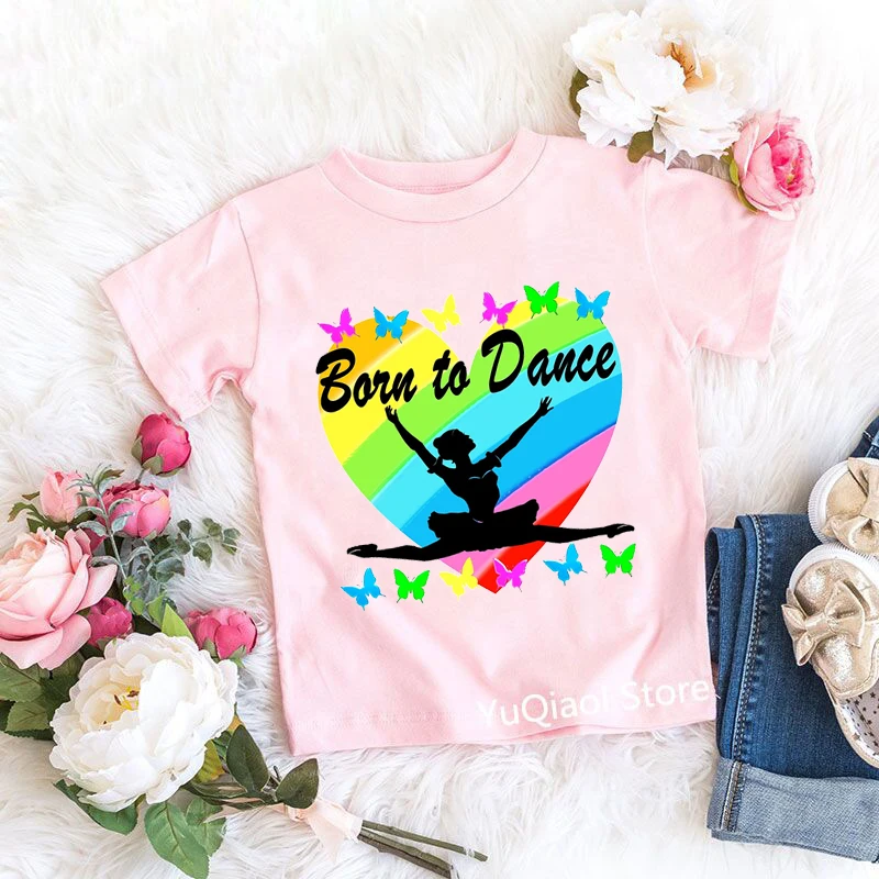 Футболка для девочек Born To Dance с графическим принтом Футболка с радужной надписью Love и бабочкой детская одежда летняя модная футболка улична...
Футболка для девочек Born To Dance с графическим принтом Футболка с радужной надписью Love и бабочкой детская одежда летняя модная футболка улична...