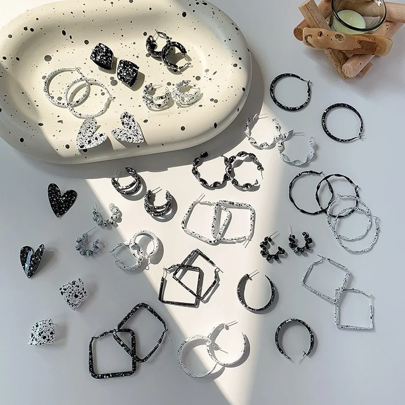Origin Summer Korean Fashion Black White C Shape Dangle Earring for Women Love Heart Geometric Twisted Vintage Earring Jewelry
Origin Summer Korean Fashion Black White C Shape Dangle Earring for Women Love Heart Geometric Twisted Vintage Earring Jewelry