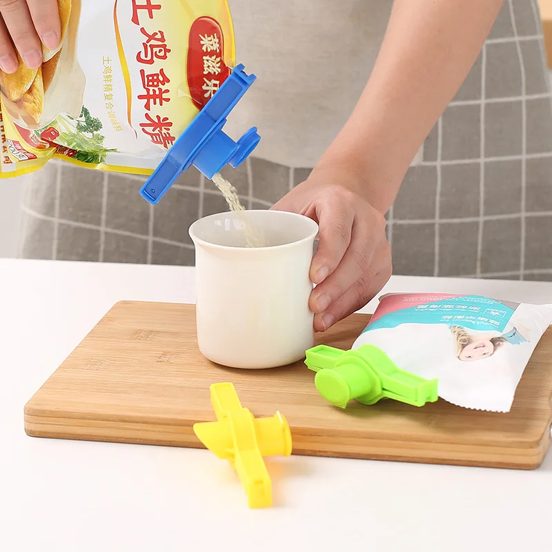 1pcs Food Storage Bag Sealing Clips Plastic Cap Sealer Clip With Pour Spouts Snack Candy Storage Fresh Clamp Kitchen Organizer
1pcs Food Storage Bag Sealing Clips Plastic Cap Sealer Clip With Pour Spouts Snack Candy Storage Fresh Clamp Kitchen Organizer