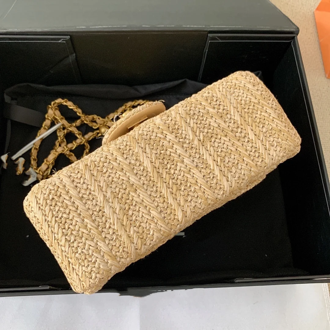 2021 Queenie New Luxury Top Designer Straw Chain Messenger Bags Golden Ball Shoulder-Bag Qui Stitched Flap
2021 Queenie New Luxury Top Designer Straw Chain Messenger Bags Golden Ball Shoulder-Bag Qui Stitched Flap