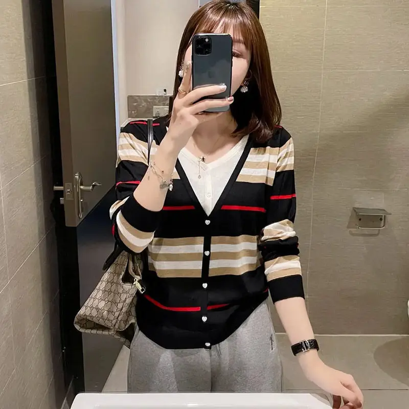 Women's V-neck Stripe Stitching Fake Two Piece T-shirt 2021 Spring New Contrast Single Breasted Sweater
Women's V-neck Stripe Stitching Fake Two Piece T-shirt 2021 Spring New Contrast Single Breasted Sweater