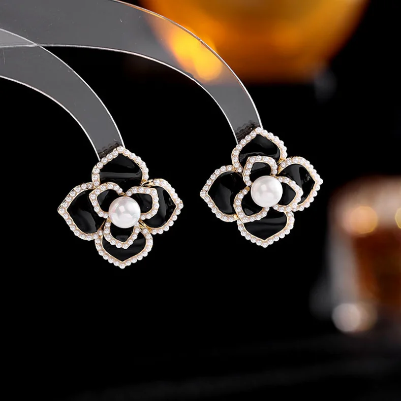 Серебряная игла S925 пробы, Корейская простая и универсальная двухслойная трехмерная эмалированная жемчужина серьги с камелиями LYC057
Серебряная игла S925 пробы, Корейская простая и универсальная двухслойная трехмерная эмалированная жемчужина серьги с камелиями LYC057