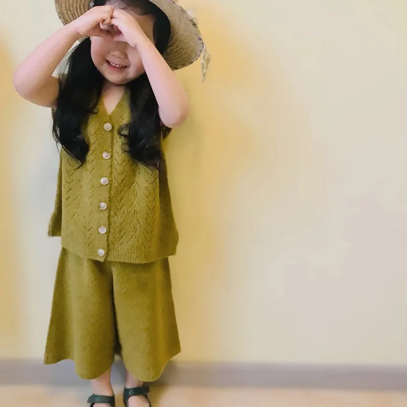 2021 jiangyang children's clothing children's sweater girls V-neck knitted jacket sleeveless cardigan baby suit aw
2021 jiangyang children's clothing children's sweater girls V-neck knitted jacket sleeveless cardigan baby suit aw