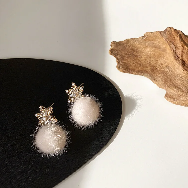 Warm Winter Christmas Female Fairy Temperament Gold Color Snowflake Fuzzy Ball Earring S925 Needle Zircon Anti Allergy Accessory
Warm Winter Christmas Female Fairy Temperament Gold Color Snowflake Fuzzy Ball Earring S925 Needle Zircon Anti Allergy Accessory
