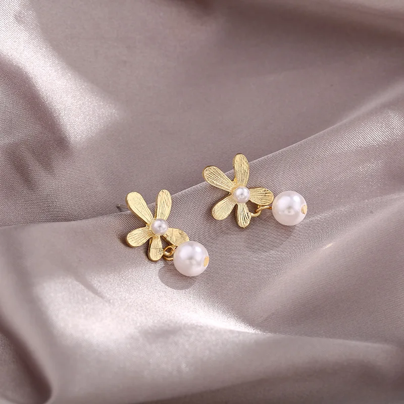 2020 Sweet Irregualr Pearl Metal Flower Drop Earrings for Women Girl Fashion Temperament Lady Statement Wedding Brides Gift
2020 Sweet Irregualr Pearl Metal Flower Drop Earrings for Women Girl Fashion Temperament Lady Statement Wedding Brides Gift