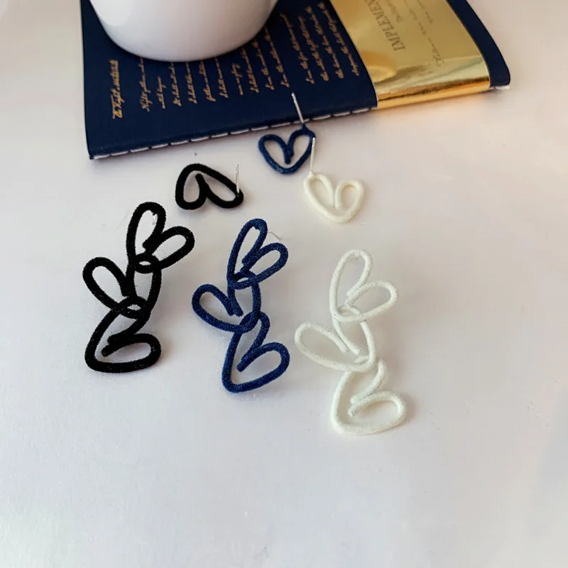U-Magical Asymmetry Black White Soft Plush Love Heart Earrings for Women Temperament Hollow Metallic Earrings Jewelry Pendientes
U-Magical Asymmetry Black White Soft Plush Love Heart Earrings for Women Temperament Hollow Metallic Earrings Jewelry Pendientes