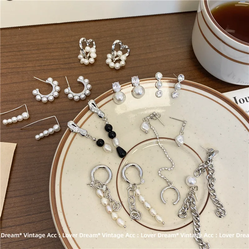 Temperament Classic French Pearl Earrings for Women Irregular Metal Luxury Girl Wedding Birthday Earrings Jewelry Accessories
Temperament Classic French Pearl Earrings for Women Irregular Metal Luxury Girl Wedding Birthday Earrings Jewelry Accessories