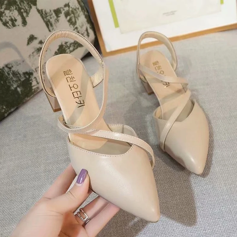 LLOGAI 2021 Women Low Heel Slippers Spring Ladies Leather Shoes Women Casual Shoes Woman Slippers Fashion Pointed Toe Sandals 
LLOGAI 2021 Women Low Heel Slippers Spring Ladies Leather Shoes Women Casual Shoes Woman Slippers Fashion Pointed Toe Sandals