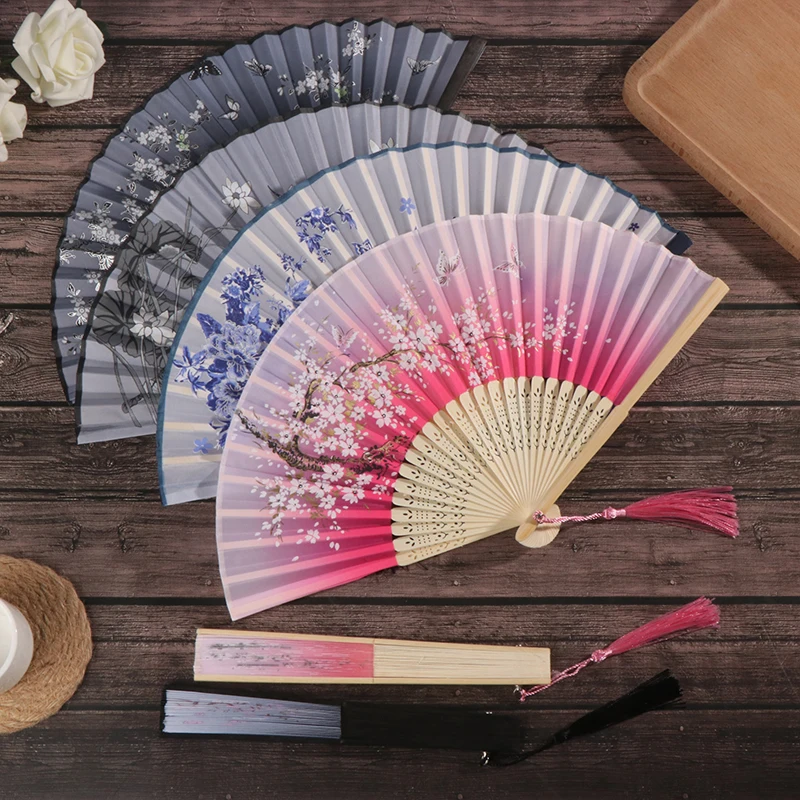 1PC Retro Chinese Japanese Silk Bamboo Folding Fan Home Decoration Ornaments Floral Painting Hand Held Fans Dance Party
1PC Retro Chinese Japanese Silk Bamboo Folding Fan Home Decoration Ornaments Floral Painting Hand Held Fans Dance Party