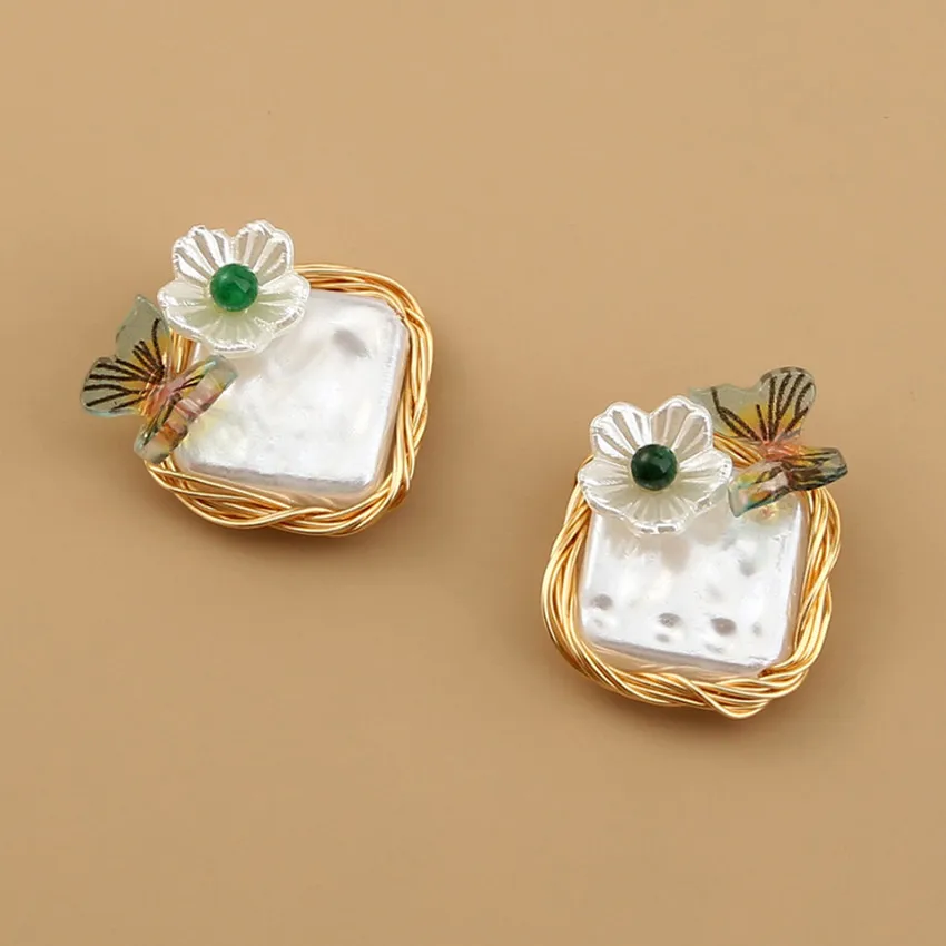 Light Yellow Gold Color Flower Shell Irregular Shape Pearls Stud Earrings for Women with Butterfly Jewelry
Light Yellow Gold Color Flower Shell Irregular Shape Pearls Stud Earrings for Women with Butterfly Jewelry