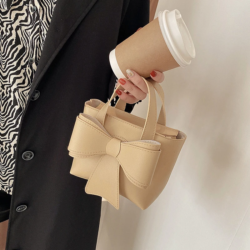 Mini Bow Portable Women's Bag High Quality Soft Leather Versatile Casual Fashion One Shoulder Armpit Messenger Small Square Bag
Mini Bow Portable Women's Bag High Quality Soft Leather Versatile Casual Fashion One Shoulder Armpit Messenger Small Square Bag