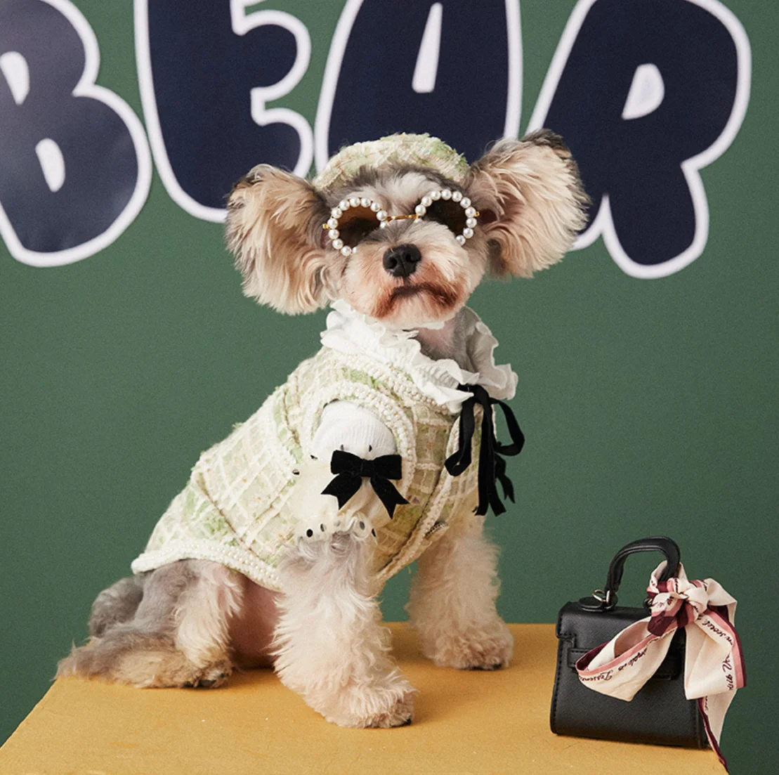 Autumn and winter clothing new small fragrance style ladies style Teddy Schnauzer Bomei bitch vest + hat
Autumn and winter clothing new small fragrance style ladies style Teddy Schnauzer Bomei bitch vest + hat