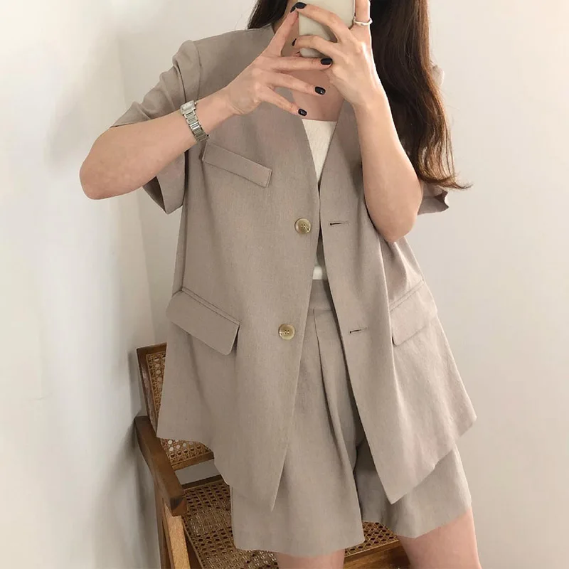 Korean Chic Temperament V-Neck Loose Two-Button Short-Sleeved Suit Jacket + High-Waist Casual Wide-Leg Pants Shorts Suit
Korean Chic Temperament V-Neck Loose Two-Button Short-Sleeved Suit Jacket + High-Waist Casual Wide-Leg Pants Shorts Suit