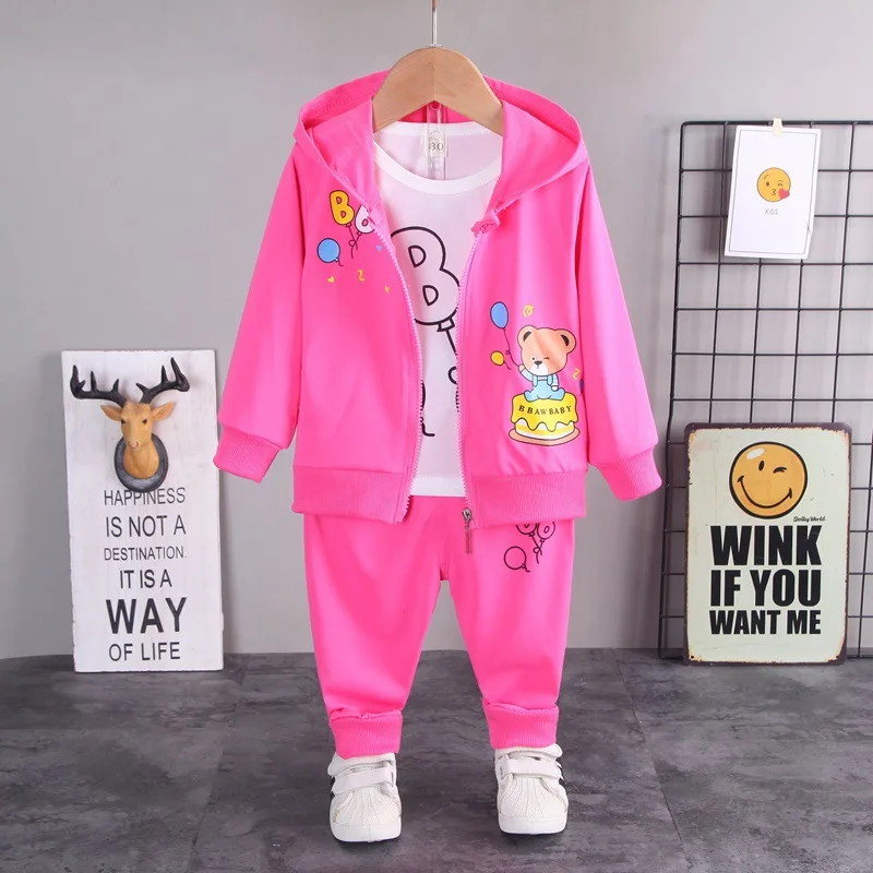 Комплекты одежды для девочек из бутика осень 2021 корейский мультяшный Кардиган с длинным рукавом с капюшоном пальто + футболка + брюки детски... 
Комплекты одежды для девочек из бутика осень 2021 корейский мультяшный Кардиган с длинным рукавом с капюшоном пальто + футболка + брюки детски...