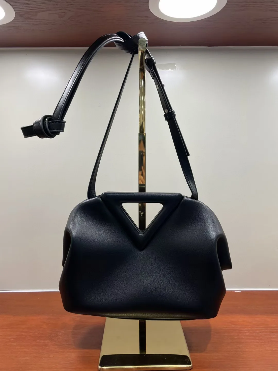 2021 luxury big brand inverted triangle bag real cowhide handbag magnetic buckle clip cloud dumpling bag shoulder messenger bag
2021 luxury big brand inverted triangle bag real cowhide handbag magnetic buckle clip cloud dumpling bag shoulder messenger bag