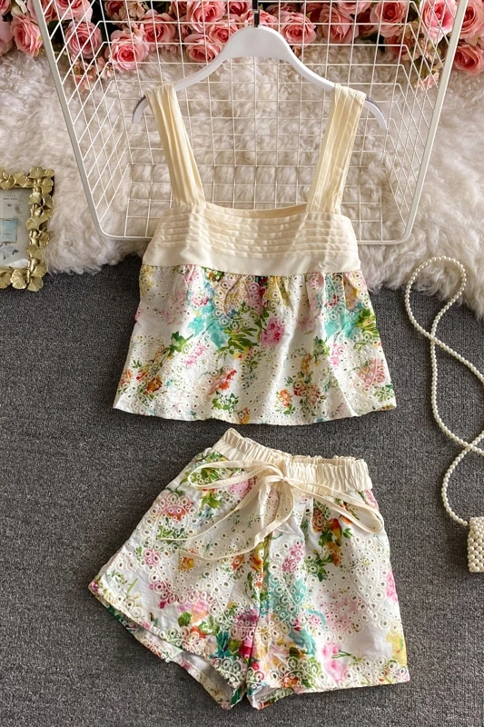 Hollow printed high-waisted A-line wide-leg shorts two-piece suit 2021 summer loose floral embroidered suspender top
Hollow printed high-waisted A-line wide-leg shorts two-piece suit 2021 summer loose floral embroidered suspender top