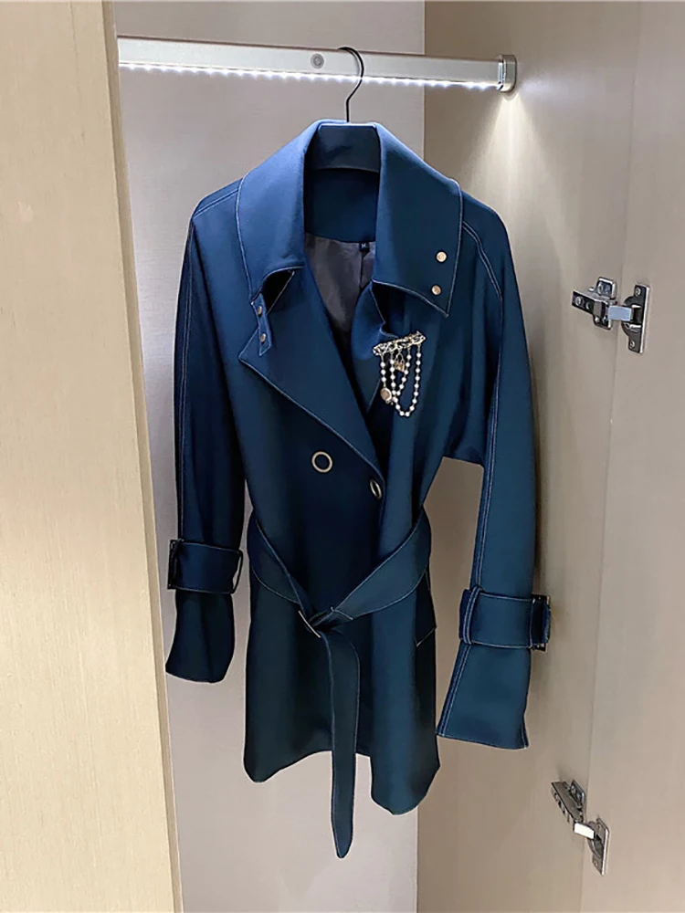 Blue raincoat women's short British style fall 2020 new Korean style waistband show thin temperament suit collar coat
Blue raincoat women's short British style fall 2020 new Korean style waistband show thin temperament suit collar coat