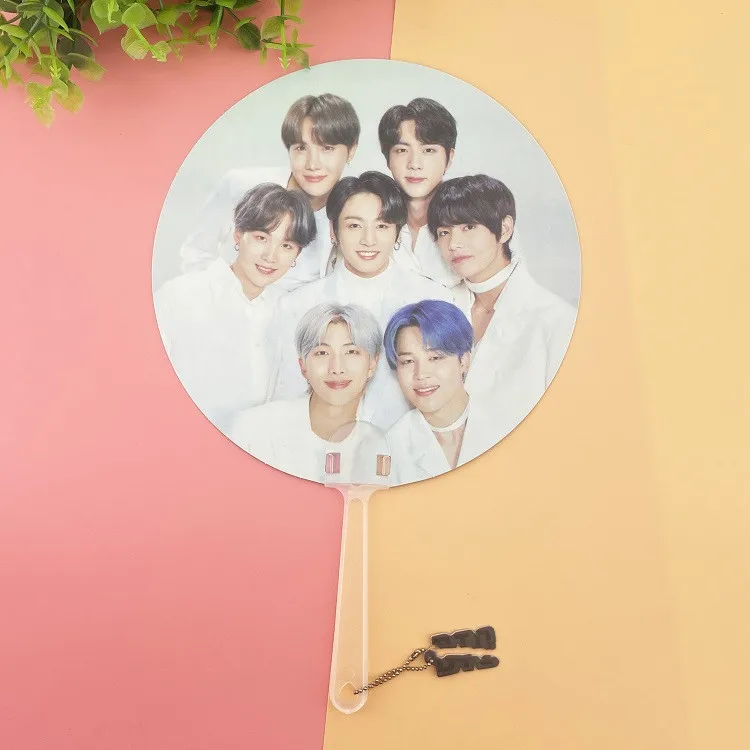 Kpop Bangtan Boys Map Of The Soul Tour Hand Fan JUNGKOOK JIN SUGA JIMIN V RAP MONSTER J-HOPE JUNG JHOPE Star Circular Fan Toy
Kpop Bangtan Boys Map Of The Soul Tour Hand Fan JUNGKOOK JIN SUGA JIMIN V RAP MONSTER J-HOPE JUNG JHOPE Star Circular Fan Toy