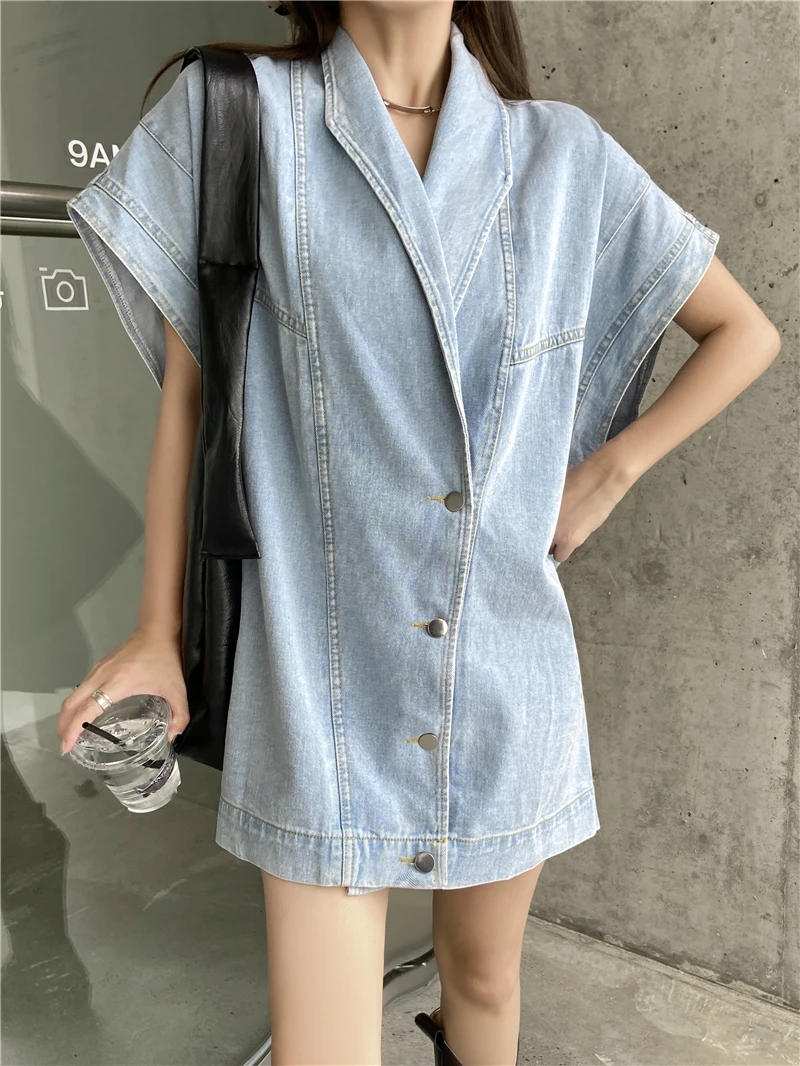 Женский Повседневный жилет на пуговицах, Корейская шикарная свободная синяя безрукавка с лацканами, модная летняя одежда синего цвета, 2021
Женский Повседневный жилет на пуговицах, Корейская шикарная свободная синяя безрукавка с лацканами, модная летняя одежда синего цвета, 2021