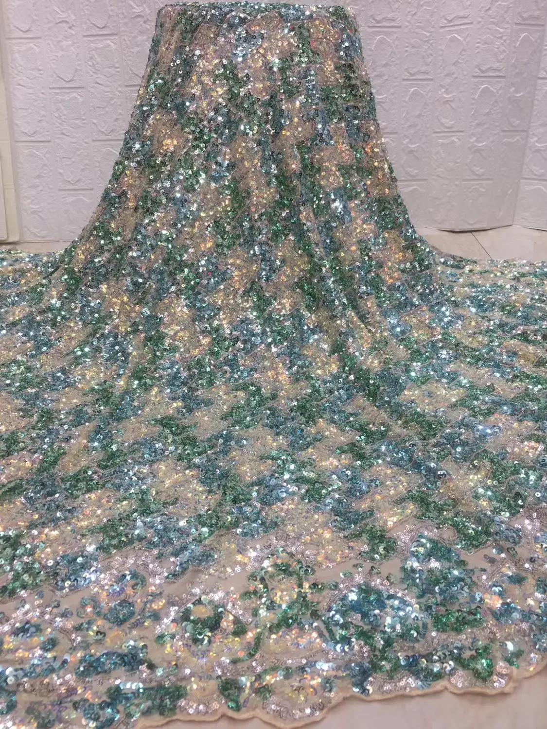 5yards/bag Embroider sequin mixes colour fashionable cloth of new style of euramerican style to be used at formal attire design
5yards/bag Embroider sequin mixes colour fashionable cloth of new style of euramerican style to be used at formal attire design