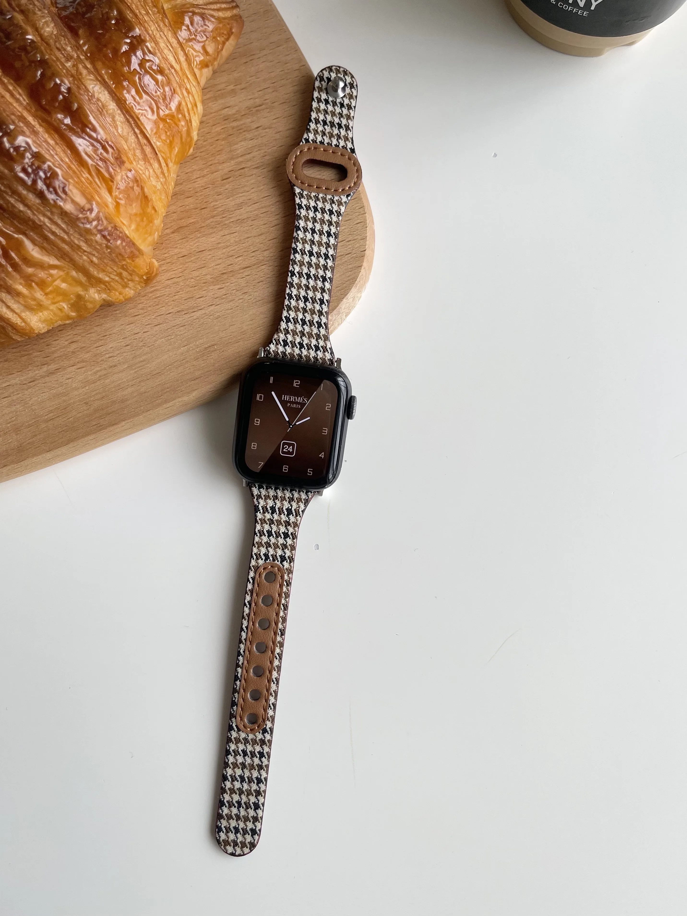 Leather strap for Apple watch band 44mm 40mm iWatch band 38mm 42mm Single tour watch band bracelet Apple watch series 5 4 3 6 se
Leather strap for Apple watch band 44mm 40mm iWatch band 38mm 42mm Single tour watch band bracelet Apple watch series 5 4 3 6 se