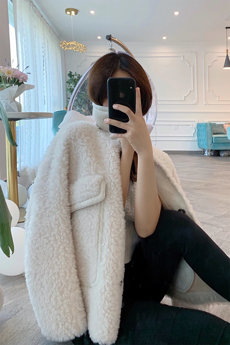 Women 2020 Autumn Winter New Real Lamb Fur Coats Female Granular Sheep Shearing Jackets Ladies Short Casual Warm Outerwear Q110
Women 2020 Autumn Winter New Real Lamb Fur Coats Female Granular Sheep Shearing Jackets Ladies Short Casual Warm Outerwear Q110