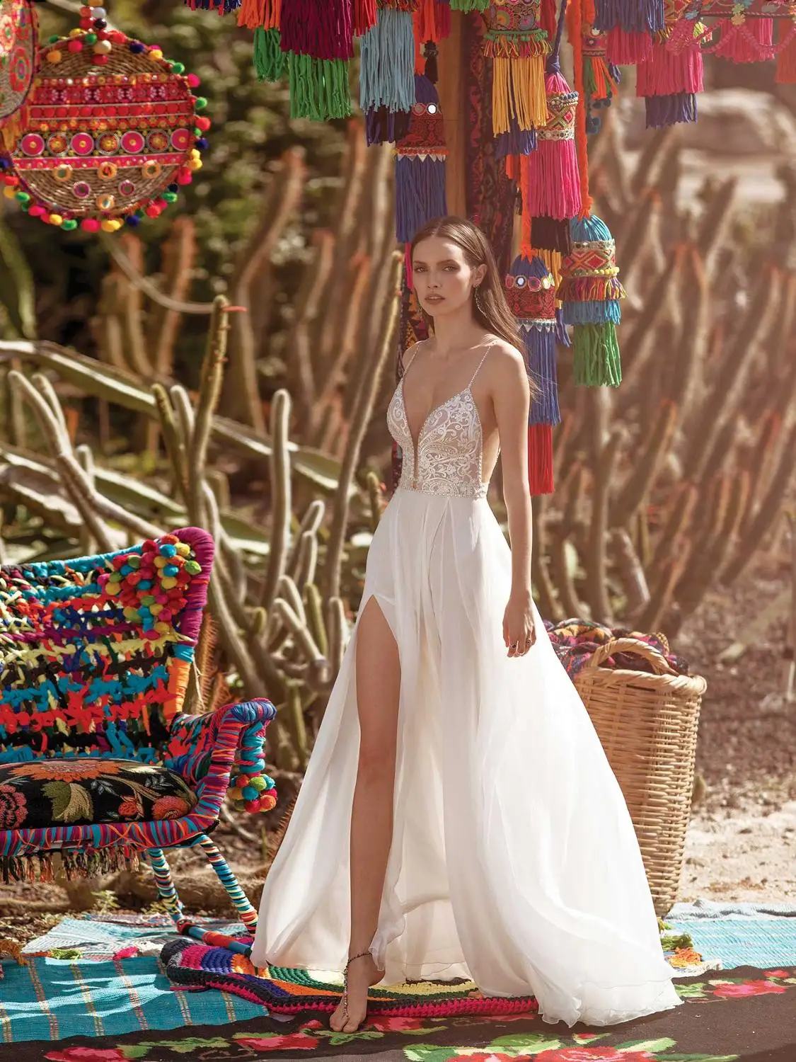 2020 Chiffon Split Wedding Dresses Lace Appliqued Beach Spaghetti V Neck A Line Bridal Gowns Vestido De Novia
2020 Chiffon Split Wedding Dresses Lace Appliqued Beach Spaghetti V Neck A Line Bridal Gowns Vestido De Novia